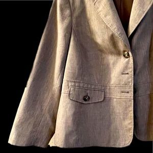 Perfect for business casual meetings. Add this piece to your wardrobe.